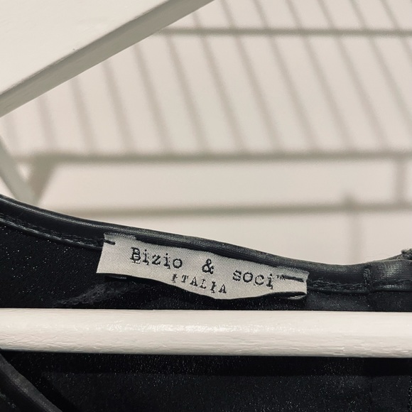 Black crepe Italian dress (33inch long) with side pockets - Picture 2 of 6